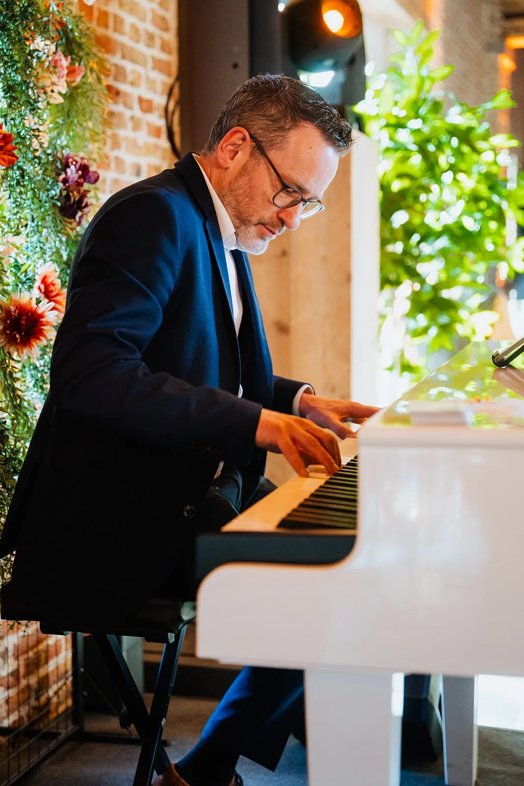 Pianist Rik Deckers aan de witte vleugel